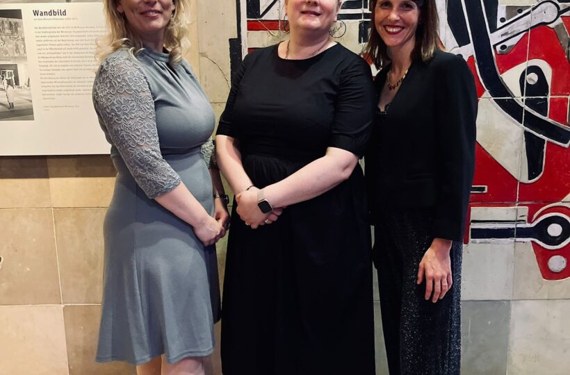 Gemeinsames Bild mit den Vorständinnen Cindy Uslu und Eva Gengler mit der Direktorin des Kommunikationsmuseums Nürnberg Dr. Annabelle Hornung