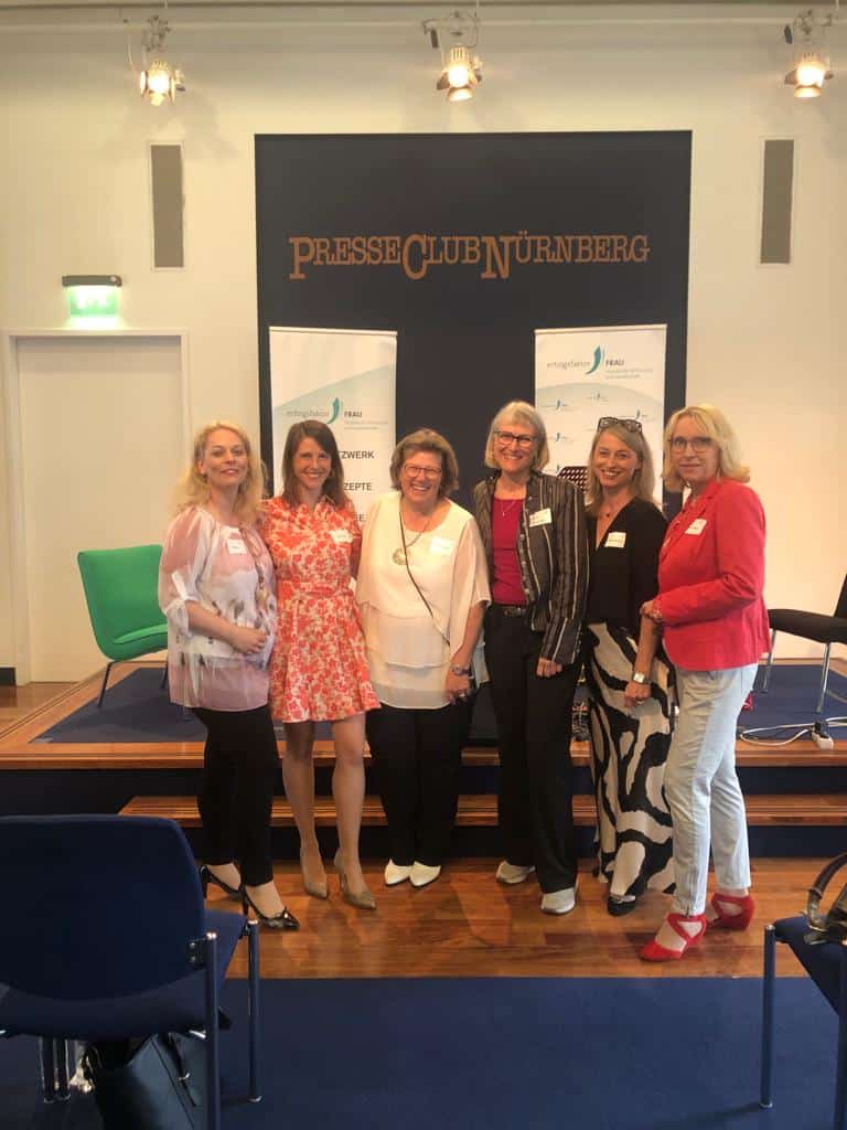 Das Bild zeigt das neue Vorstandsduo Cindy Uslu und Eva Gengler mit den Gründungsmitgliedern Dagmar Kiener, Martine Herpers und Claudia Specht.